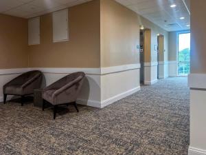 una sala d'attesa in un ospedale con due sedie di 401 Modern Brand New Studio Apartment a East Spotswood Altre 10 foto