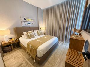 a bedroom with a bed and a large window at Luxury new apartment with balcony close to beaches in San Andrés +19 photos