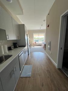 Η κουζίνα ή μικρή κουζίνα στο 410 Modern Brand New Studio Apartment