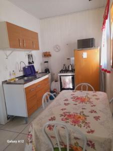 Dapur atau dapur kecil di Casa 150 metros do mar