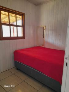 Katil atau katil-katil dalam bilik di Casa 150 metros do mar