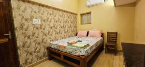 Una cama o camas en una habitación de Lavanya RegencyFirst Floor Kanchipuram