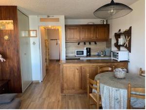 Kuchyň nebo kuchyňský kout v ubytování Studio cosy avec vue sur la vallée - Proche pistes - FR-1-165A-15