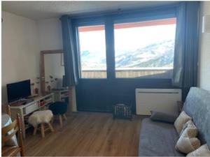 TV a/nebo společenská místnost v ubytování Studio cosy avec vue sur la vallée - Proche pistes - FR-1-165A-15
