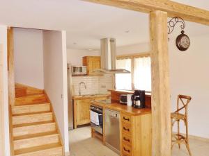 una cucina con scala che conduce a una scala di Chalet confortable à Samoëns, 10 pers, 4 chambres, WIFI, parking - FR-1-815-47 a Samoëns