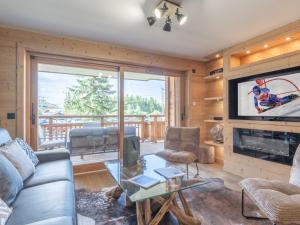 a living room with a couch and a tv at Appartement moderne, Alpe d'Huez, 6 pers, cosy et pratique - FR-1-645-87 in L'Alpe-d'Huez