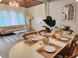 a dining room with a table and chairs and a living room at FLYING Stay 플라잉스테이 in Seoul