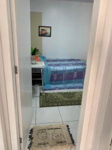 コンボリウーにあるQuarto Harmonyのベッド1台付きの部屋、床に敷物が備わる部屋