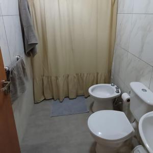 a bathroom with a toilet and a sink and a shower at Departamento moderno a estrenar Santo Tomé, Santa Fe in Santo Tomé