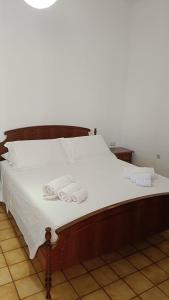 Una cama con sábanas blancas y toallas. en Blu Salento - 7 minutes from the beach, en Casalabate
