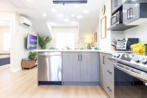 a large kitchen with stainless steel appliances in a room at Stylish 2bed, 2bth Apt Malls & 25 Mins To Toronto in Mississauga