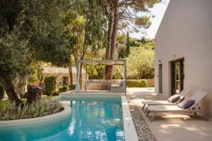 スパルティアにあるMarina by Vintage Travelの家の隣にソファと椅子付きのプールがあります。