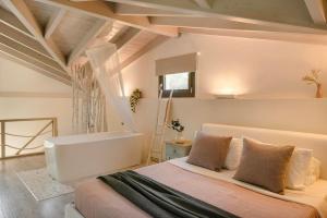 スパルティアにあるMarina by Vintage Travelのベッドルーム1室(ベッド1台付)、 +20枚の写真