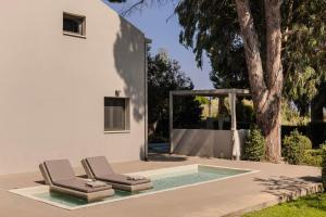 スパルティアにあるMarina by Vintage Travelの2脚の椅子、隣接するスイミングプール