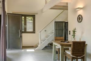 スパルティアにあるMarina by Vintage Travelのテーブルと階段のあるリビングルーム