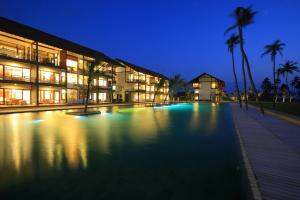 Bazén v ubytování Anantaya Resort & Spa Chilaw nebo v jeho okolí