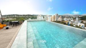 a large swimming pool on top of a building at ASA | Loft UP ao Lado da FURB | Piscina + Oktober in Blumenau