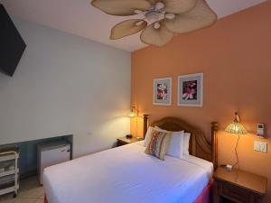 Ένα ή περισσότερα κρεβάτια σε δωμάτιο στο Half Off Bed & Breakfast Steps from the Beach with AC