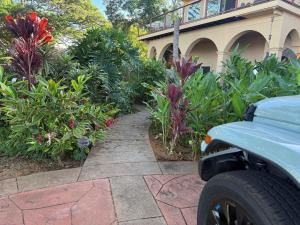 Κήπος έξω από το Half Off Bed & Breakfast Steps from the Beach with AC