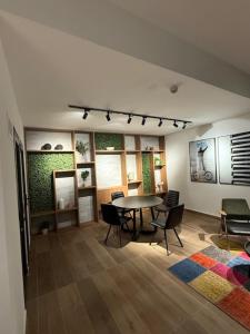 a dining room with a table and chairs in a room at Comodo y hermoso departamento en centro histórico in Santiago