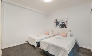 パースにあるEast Perth modern 2 Bedroom with Pool & parkingの白い部屋(ベッド2台付) +15枚の写真