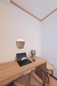 a desk with a laptop and a lamp on it at Cozy Nest Sangenjaya 1 Stop to Shibuya ーWalk to Sangenjaya and Ikejiri in Tokyo