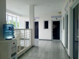 a room with a vase on top of a counter at JS Sentul City Syariah in Cibitung