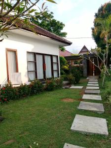 une maison avec un jardin et un sentier dans l'établissement Lovina villa cinta, à Lovina 32 autres photos