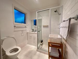 O baie la Charming 2BR Cottage in City Fringe Norwood +22 fotografii