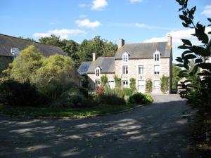 a house in the middle of a road at Le harbour in La Richardais