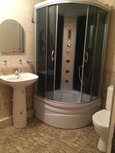 y baño con ducha y lavamanos. en Apartment on Zvanba 22 en Sukhum