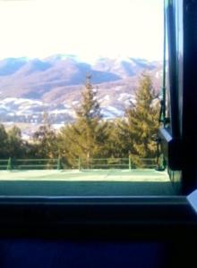 a window with a view of a tennis court at appartamento Prato Verde I in Pescasseroli