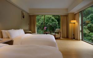 Postel nebo postele na pokoji v ubytování Chihpen Century Hotel
