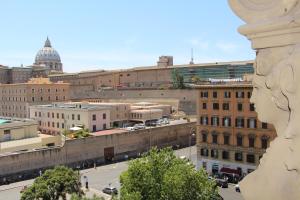 ローマにあるLe Bellezze Vaticaneの建物から市街の景色を望めます。
