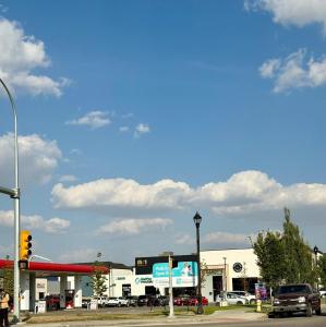 una gasolinera en una calle con semáforo en Newly Built Cozy Cove Suite, en Regina 26 fotos más
