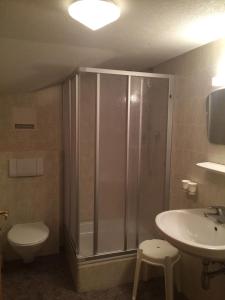 Phòng tắm tại Tirolerhaus Tannheim - zentral und ruhig - gemütliche Dachgeschosswohnung mit separater Küche, Schlafzimmer & Charme - ab 7 Tage buchbar