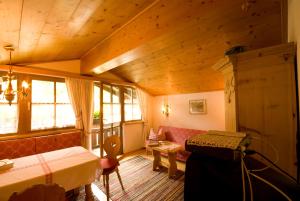 a bedroom with a bed and a couch at Tirolerhaus Tannheim - zentral und ruhig - gemütliche Dachgeschosswohnung mit separater Küche, Schlafzimmer & Charme - ab 7 Tage buchbar in Tannheim
