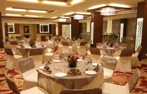 Lemon Tree Hotel Alwar餐厅或其他用餐的地方
