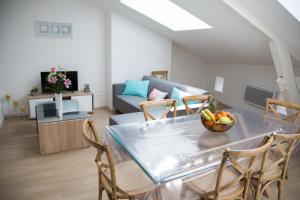 a living room with a table with a bowl of fruit at Albiappart in Albi