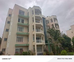 Un edificio alto con balcones a los lados. en Green top Cordier apartments, en Kampala