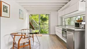 Η κουζίνα ή μικρή κουζίνα στο Sage In Nth Avoca - Central Coast Beach Breaks