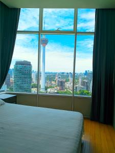1 dormitorio con vistas a la aguja del espacio desde una ventana en Sky Suite KLCC By iran, en Kuala Lumpur 34 fotos más