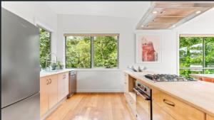 Η κουζίνα ή μικρή κουζίνα στο Sage In Nth Avoca - Central Coast Beach Breaks