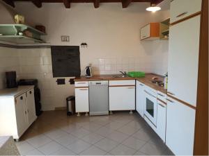 マリ・ロシニにあるLa Casa Di Nonnaのキッチン(白いカウンター、白い家電製品付) +52枚の写真
