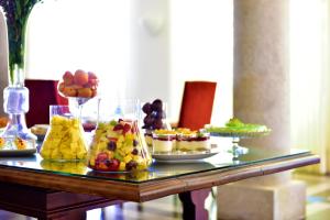 uma mesa com diferentes tipos de sobremesas em Pousada da Serra da Estrela na Covilhã