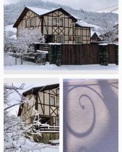 Twee foto's van een huis met sneeuw en een oprit. bij Дім in Tukhlya