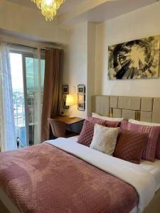 Postel nebo postele na pokoji v ubytování City & Samal View Studio with Balcony and Free WiFi & Netflix