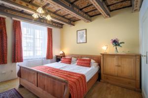 een slaapkamer met een bed en een groot raam bij Red Lion Hotel in Praag