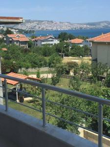 balcón con vistas a la ciudad y al agua en Yasar Apart en Sinope