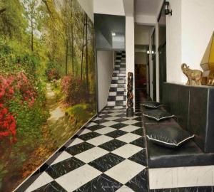 una habitación con suelo a cuadros y una pintura en la pared en Residencial Morumbi Hostel, en São Paulo